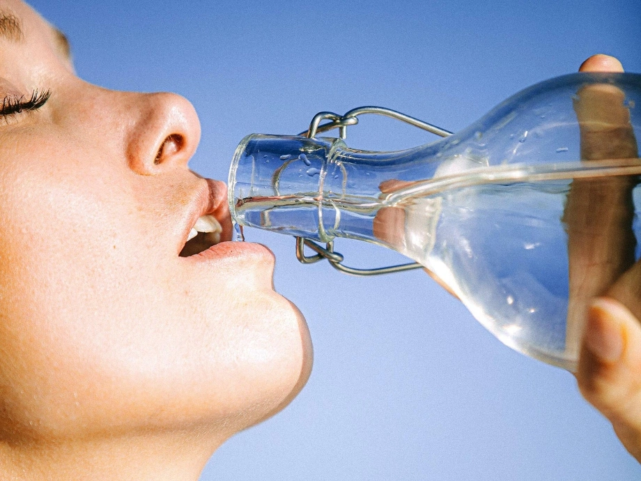 Dấu hiệu cơ thể cảnh báo thiếu nước cần chú ý